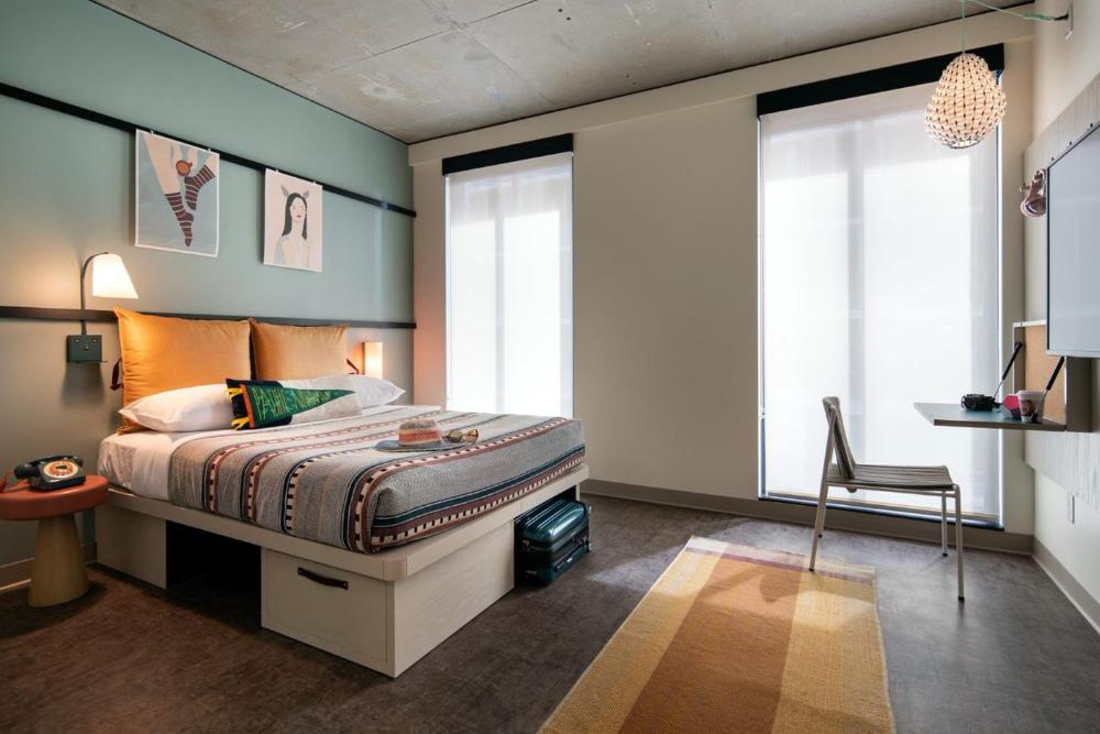 Corner Queen Room with Adapted Tub - Mobility Accessible interior