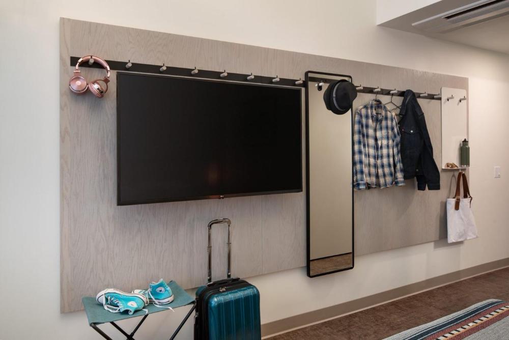 Cozy King Room - Hearing Accessible interior